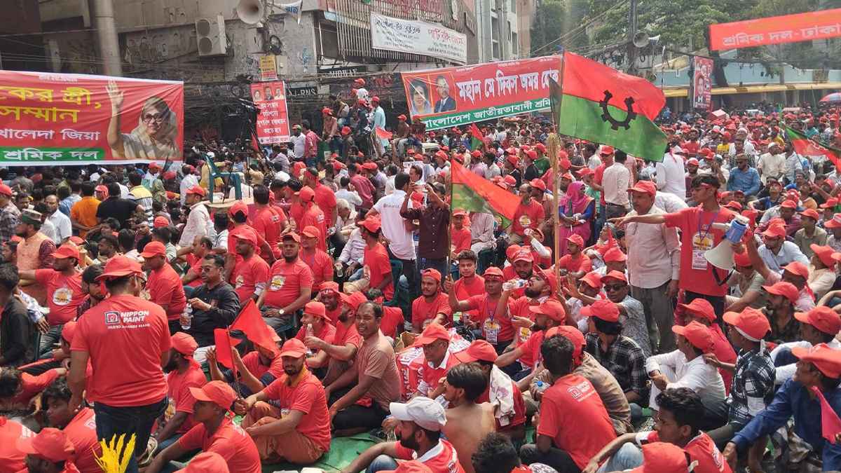 শ্রমিক দলের ব্যানার ফেস্টুনে ছেয়ে গেছে নয়াপল্টন