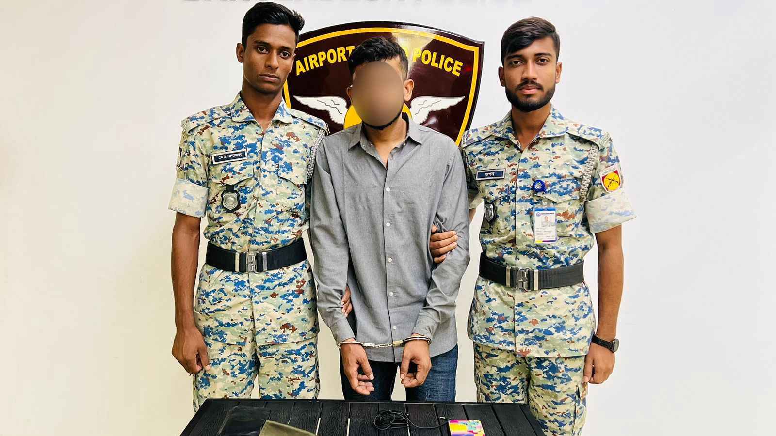 কাস্টমস্ অফিসার পরিচয়ে প্রতারণা, যুবক আটক