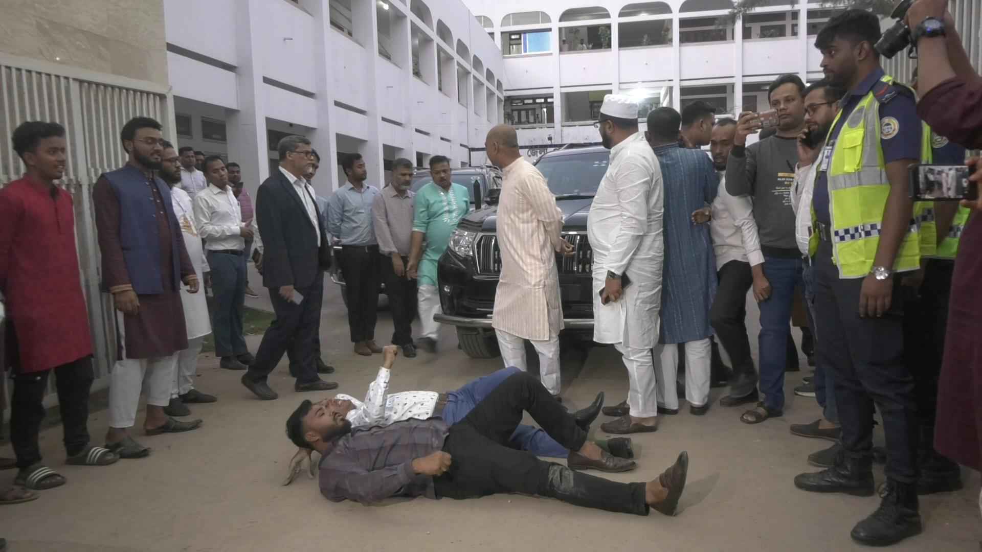 ভোলায় ৩ উপদেষ্টাকে অবরুদ্ধ, ৫ দাবি এলাকাবাসীর