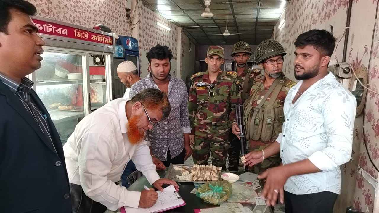 ভোক্তা অধিকার লঙ্ঘন করায় চাঁদপুরে ৫ প্রতিষ্ঠানকে লাখ টাকা জরিমানা