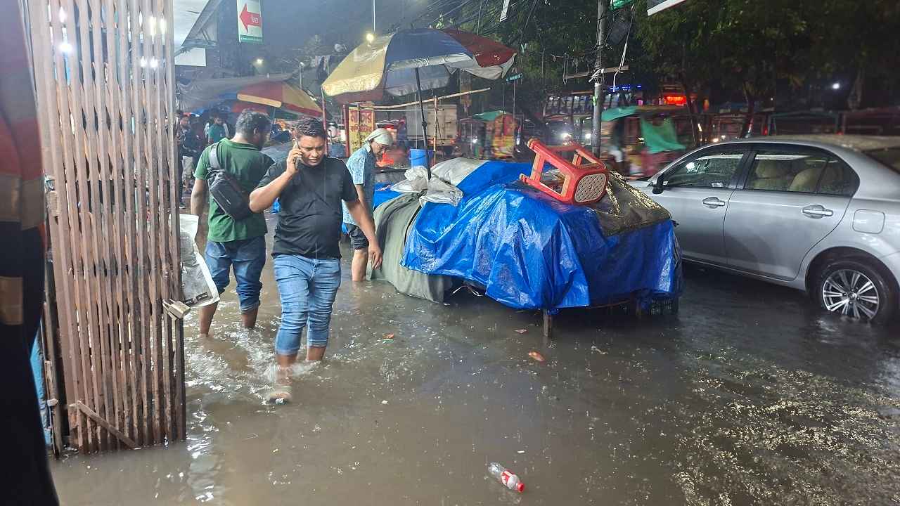 কয়েক ঘণ্টার বৃষ্টিতে তলিয়ে গেল নিউমার্কেটের রাস্তা
