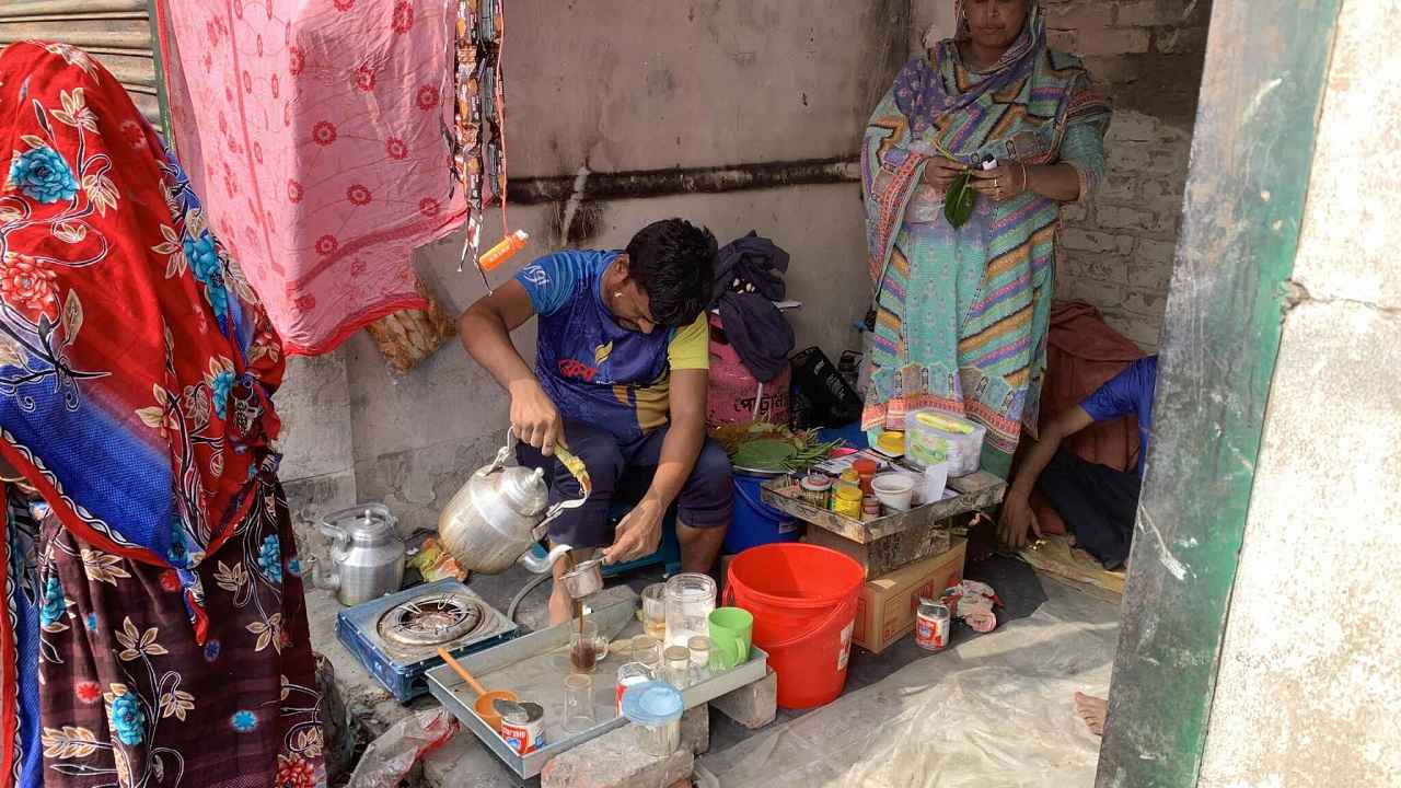 পোড়া দোকানেই ব্যবসা শুরু করছেন অনেকে