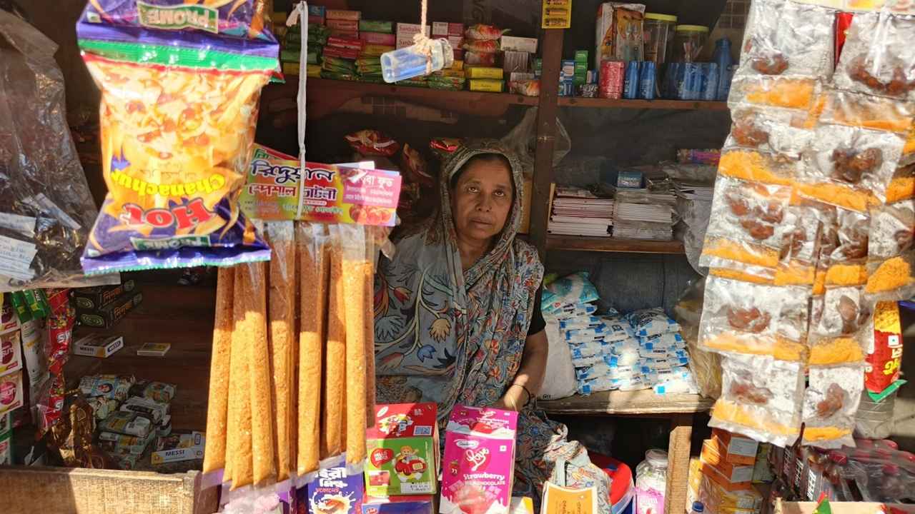কড়াইল বস্তির সব পুড়ে ছাই হলেও অক্ষত বৃদ্ধা মমতাজের দোকান