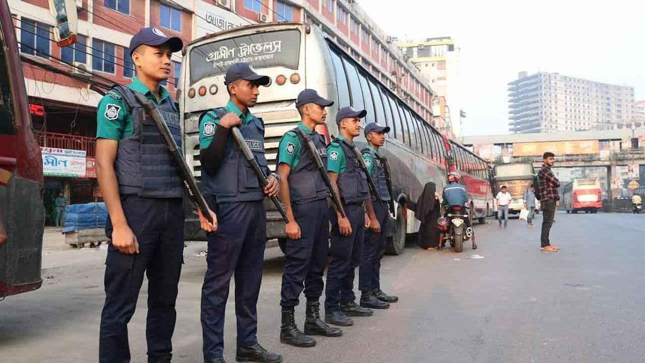 থমথমে রাজধানী ঢাকা, মোড়ে মোড়ে পুলিশ