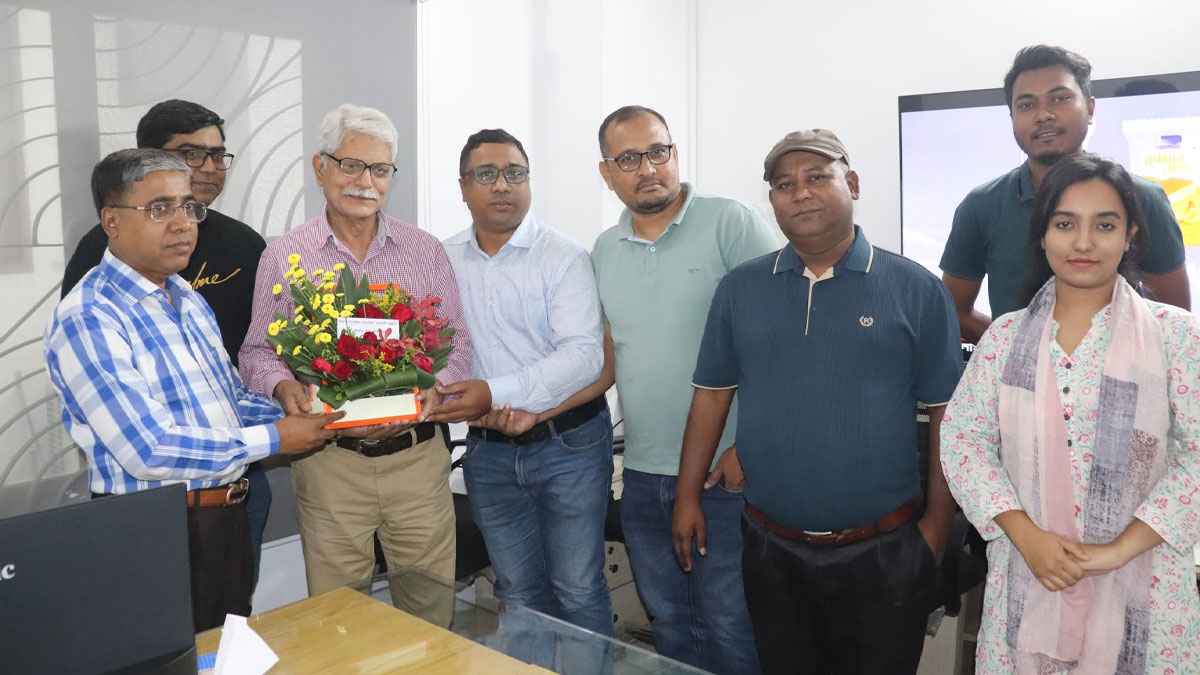 প্রখ্যাত সাংবাদিক আনোয়ার হোসেইন মঞ্জুকে ঢাকা মেইলে ফুলেল শুভেচ্ছা