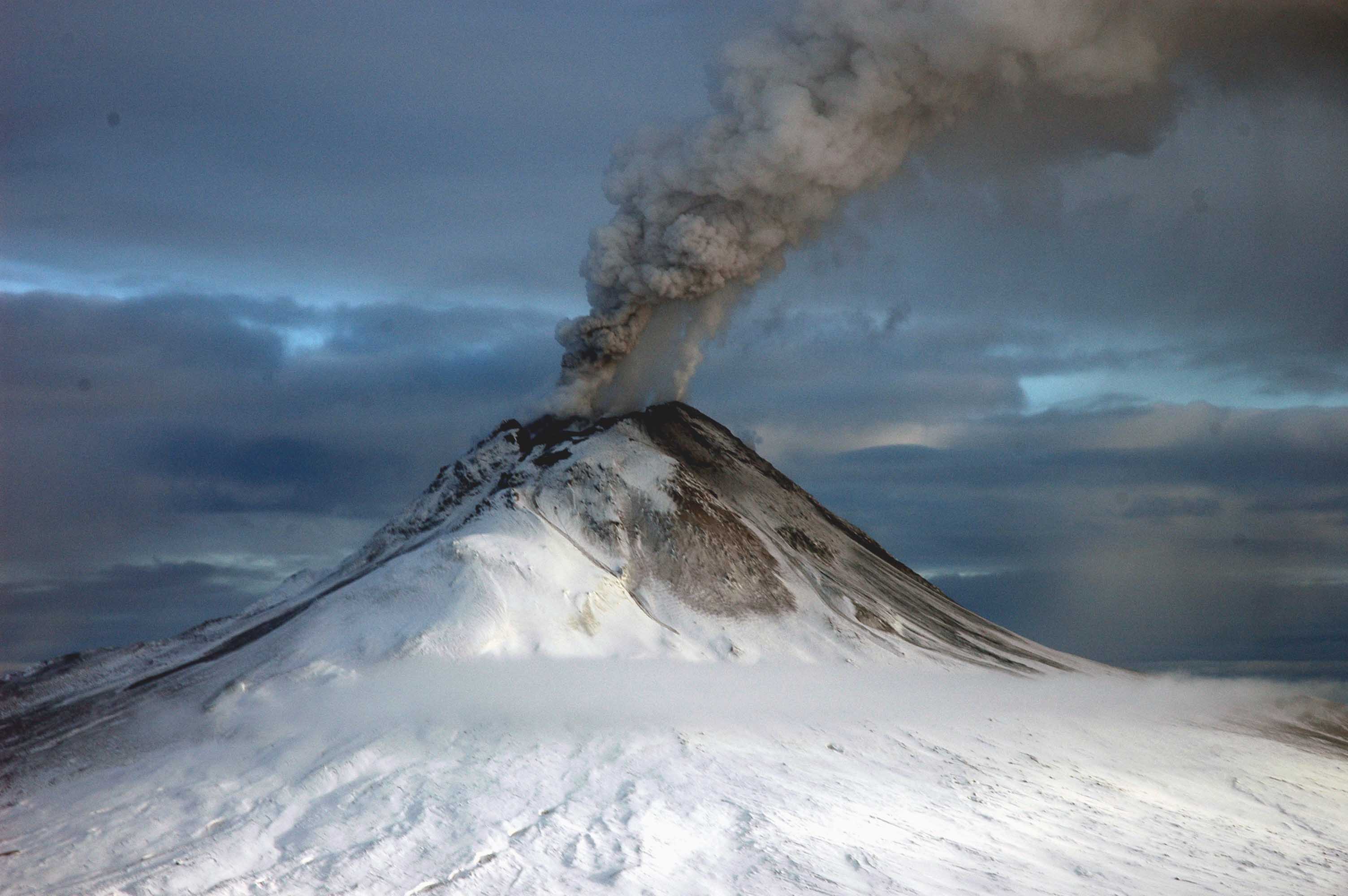 Augustine_Volcano_Jan_12_2006