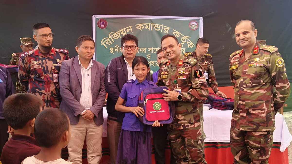 পাহাড়ে কোনো সন্ত্রাসী-চাঁদাবাজের ঠাঁই হবে না- খাগড়াছড়ি রিজিয়ন কমান্ডারের কঠোর হুঁশিয়ারি