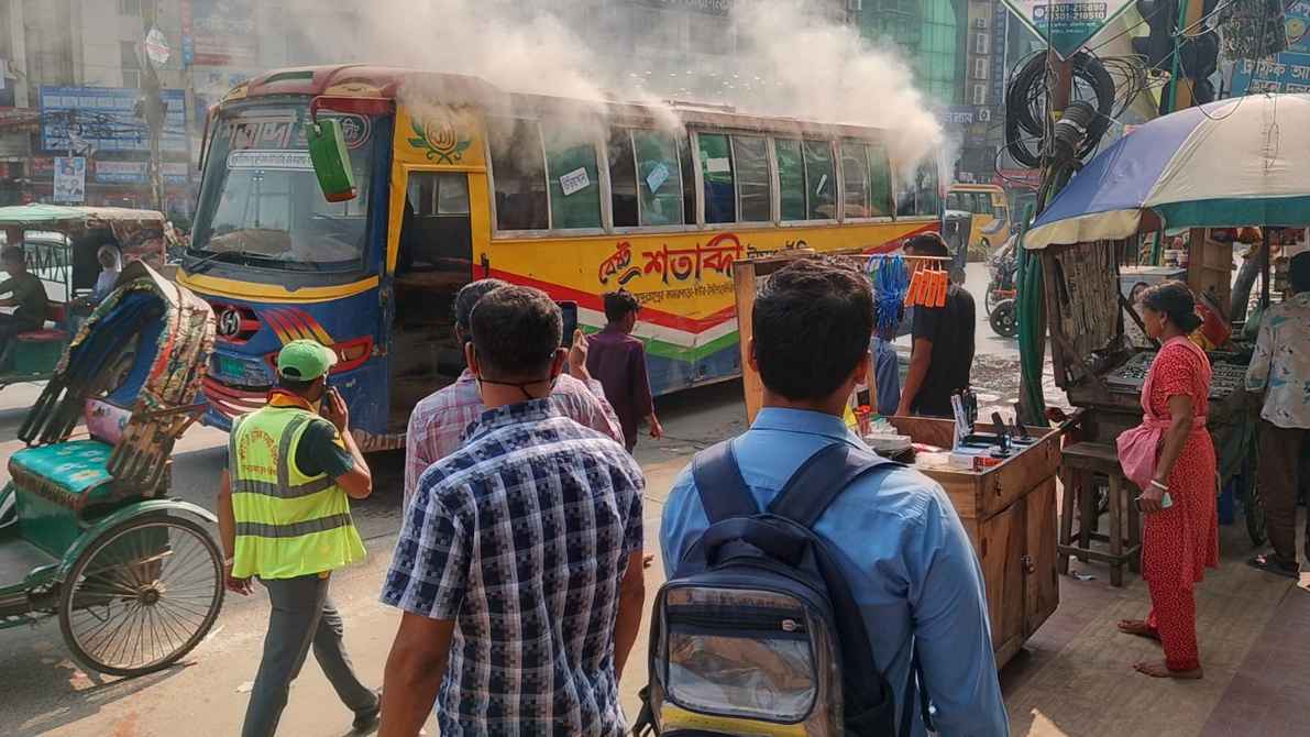 মিরপুরে দিনেদুপুরে বাসে আগুন