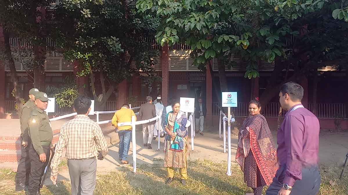 সংসদ ও গণভোটকে সামনে রেখে ঢাকায় ‘মক ভোটিং’