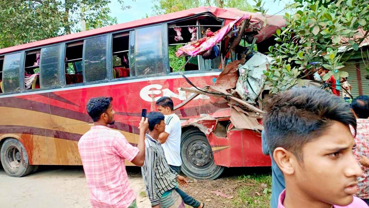 শায়েস্তাগঞ্জে দুই বাসের মুখোমুখি সংঘর্ষে নিহত ২, আহত ৫০