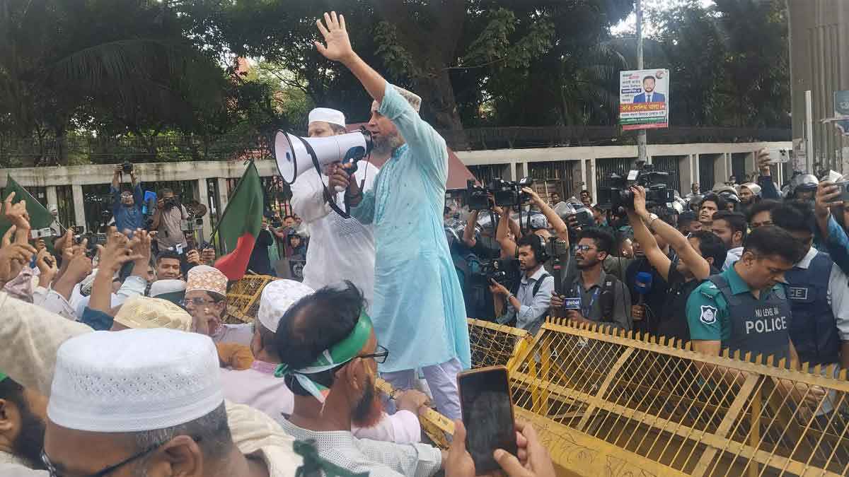 যমুনা অভিমুখী শিক্ষকদের পুলিশের বাধা