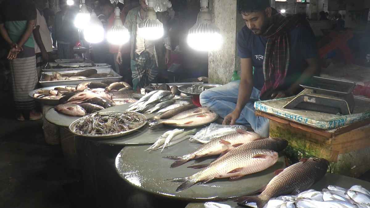 মাদারীপুর বাজারে দেশি মাছের সরবরাহ কম, দাম বেশি