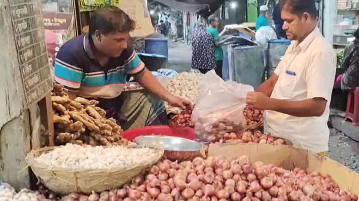 মৌসুমেও কমেনি দর, পেঁয়াজের ঝাঁজে ক্রেতাদের চোখে পানি