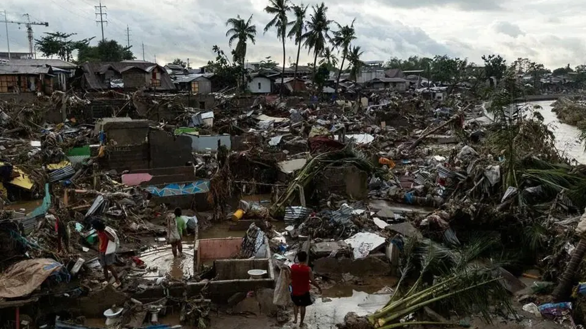 ফিলিপাইনে ঘূর্ণিঝড় কালমেইগির তাণ্ডবে নিহত বেড়ে ১০০