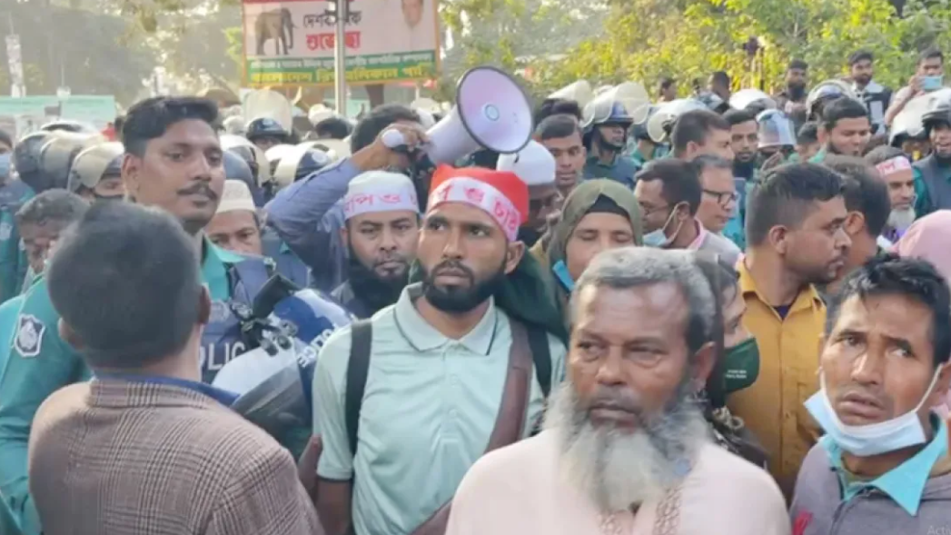 সড়ক থেকে নন-এমপিওভুক্ত শিক্ষকদের সরালো পুলিশ