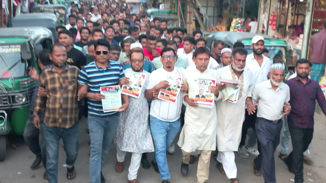 ফেনীতে মিন্টুর পক্ষে বিএনপির ৩১ দফার লিফলেট বিতরণ 