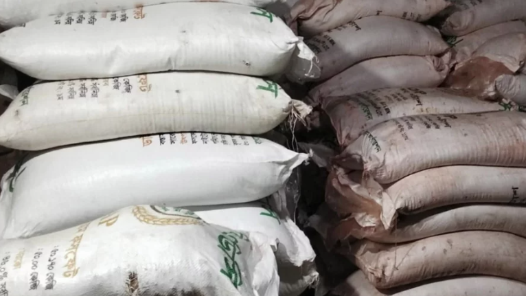 ব্যবসায়ীর বাড়িতে মিলল ১০৬ বস্তা সরকারি সার