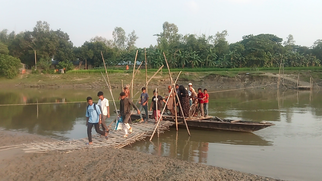 সাদুল্লাপুরের খেয়াঘাটে ডিঙি নৌকায় পারাপারে ভোগান্তি চরমে