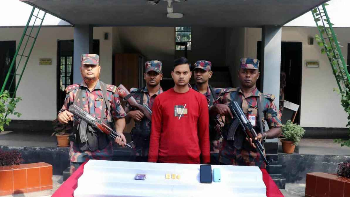 যশোরে অর্ধকোটি টাকার সোনার বারসহ পাচারকারী আটক