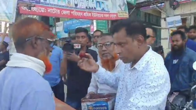 শেখ হাসিনার ফাঁসির রায়ে নাটোরে মিষ্টি বিতরণ