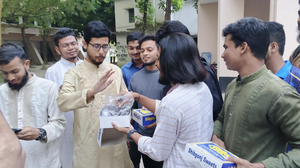 শেখ হাসিনার মৃত্যুদণ্ডের রায়ে রাজশাহী বিশ্ববিদ্যালয়ে মিষ্টি বিতরণ