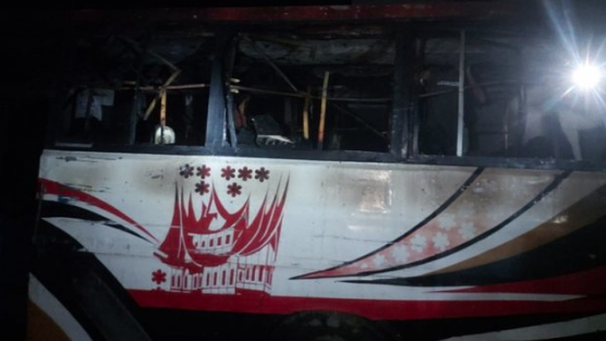 ধামরাইয়ে সড়কের পাশে দাঁড় করিয়ে রাখা বাসে আগুন