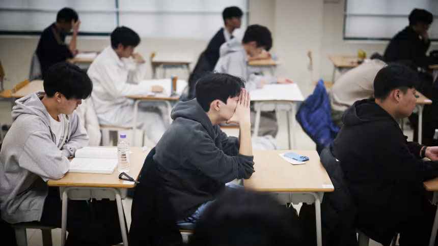 ভর্তি পরীক্ষার জন্য ৩৫ মিনিট বিমান চলাচল বন্ধ