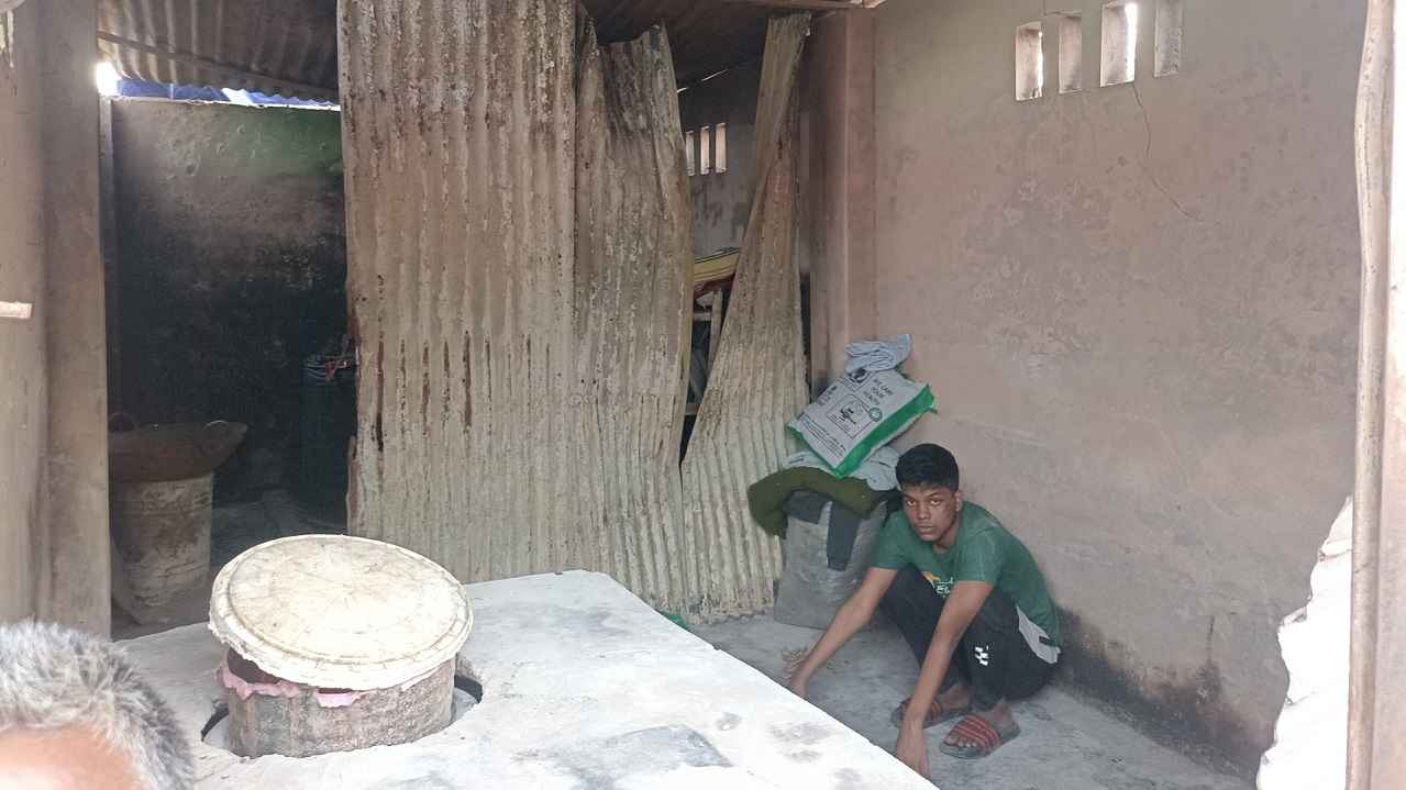 ঘর পোড়া আব্দুল হাইয়ের খাবার কেনার টাকাও নেই পকেটে