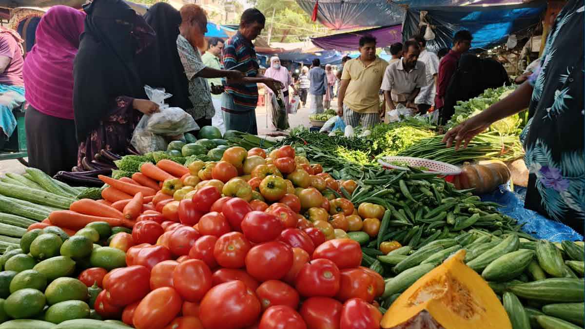 শীতকালের সবজিতে বাজার সয়লাব, খুশি ক্রেতারা