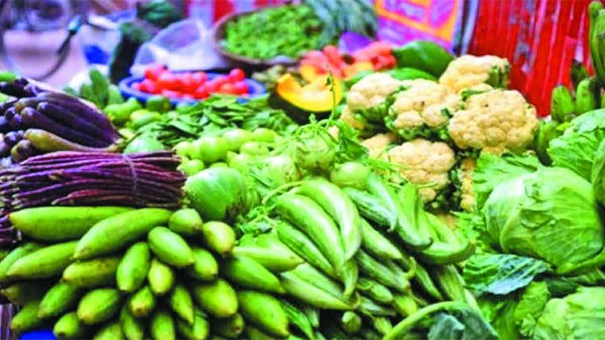 বাজারে সবজির সরবরাহ বাড়লেও দাম চড়া