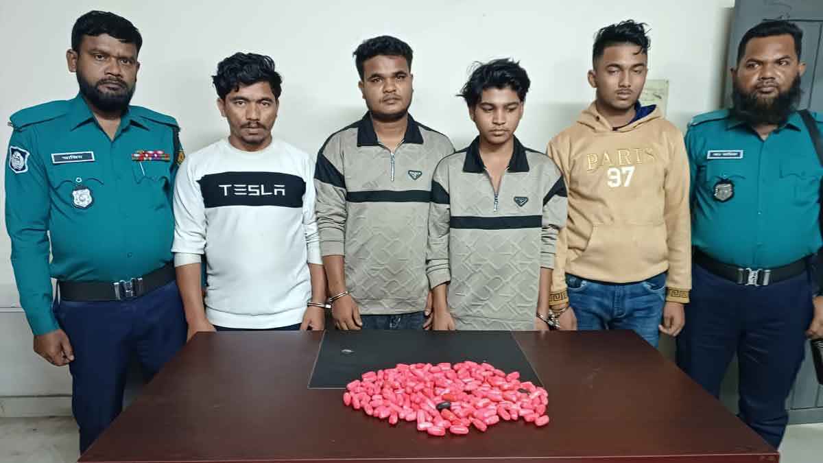 টেকনাফ থেকে জেনেভা ক্যাম্পে ইয়াবা দিতে এসে গ্রেফতার ৪ রোহিঙ্গা