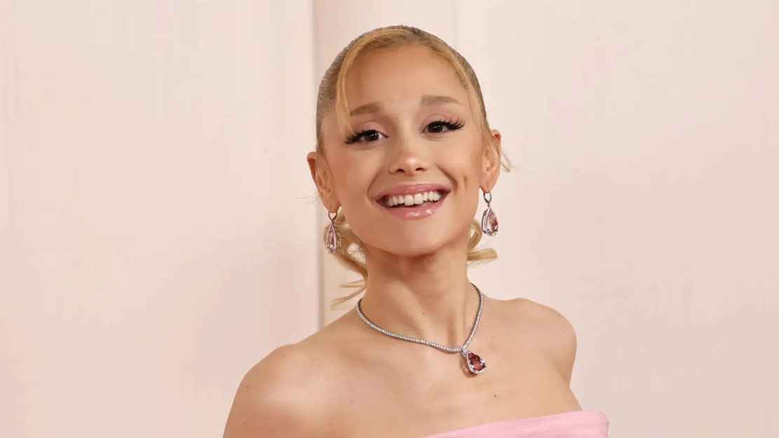 জনপ্রিয় অভিনেত্রীকে জড়িয়ে ধরায় কারাদণ্ড 