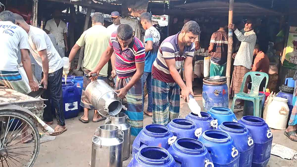 বাগেরহাটের শতবর্ষী দুধের হাট এখনও ধরে রেখেছে ঐতিহ্য