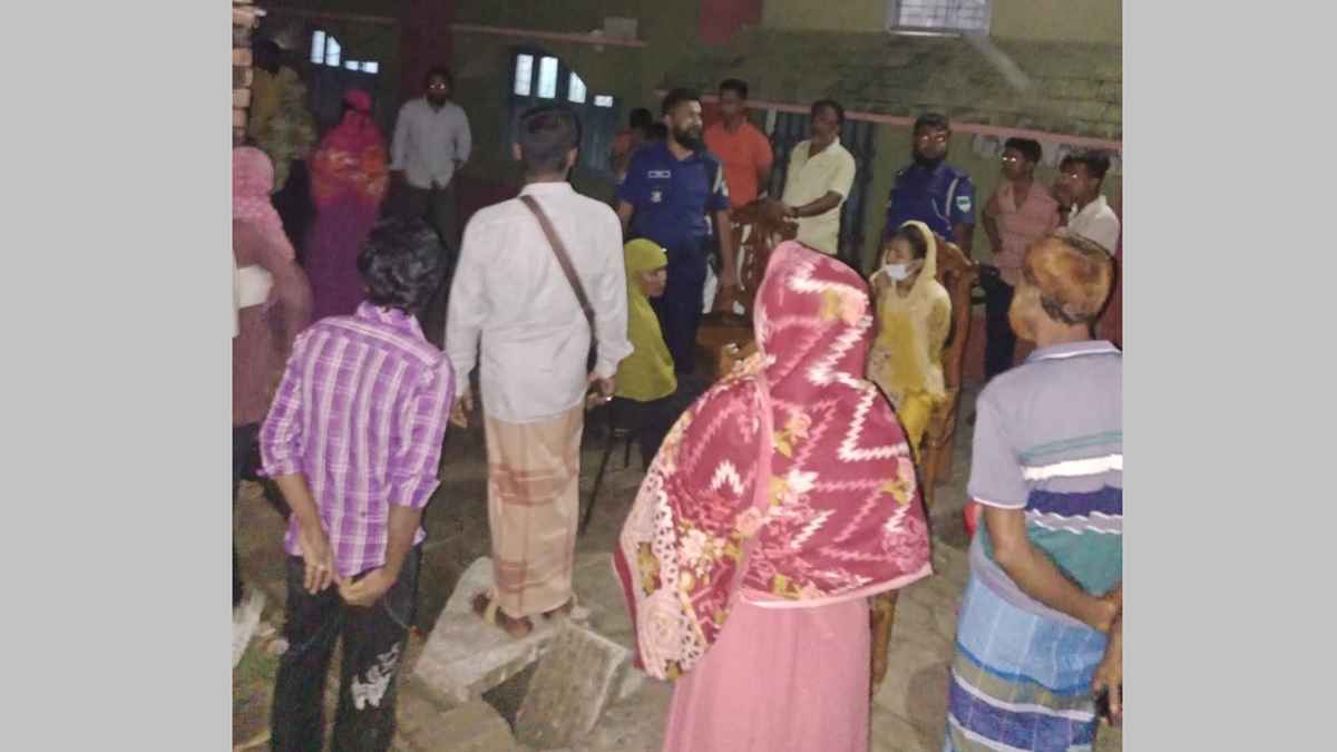 বাগেরহাটে ঘর থেকে গৃহবধূর অর্ধগলিত মরদেহ উদ্ধার