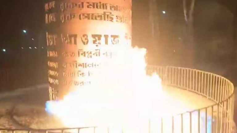 জুলাই শহীদ স্মৃতিস্তম্ভে পেট্রোল বোমা মেরে অগ্নিসংযোগ