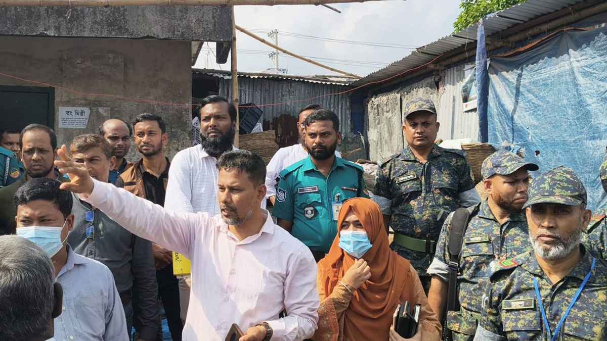 গাজীপুরে রেলওয়ের জমি থেকে অবৈধ স্থাপনা উচ্ছেদ