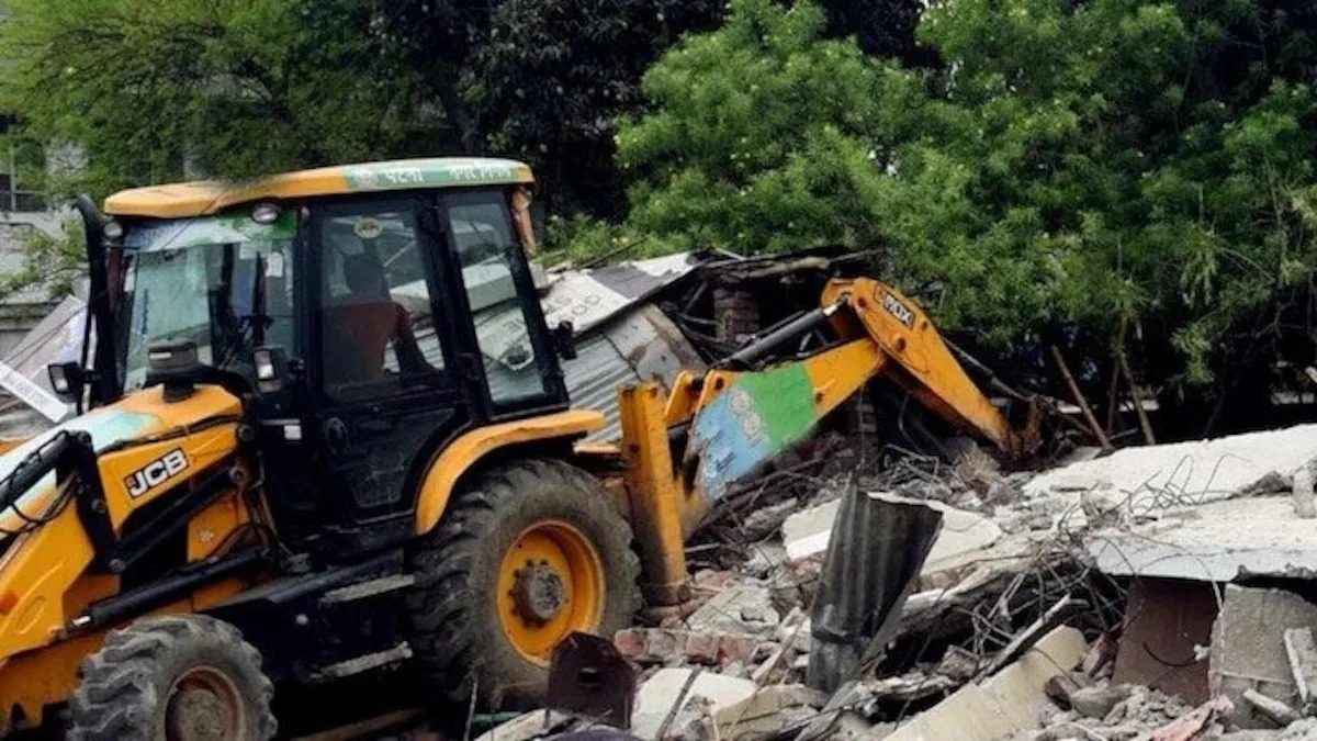 এবার কাশ্মীরে মুসলিম সাংবাদিকের বাড়িতে বুলডোজার