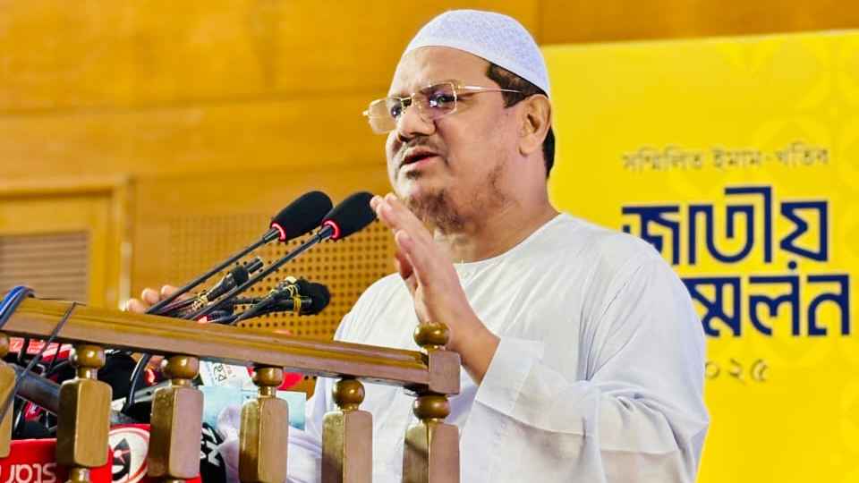 আলেমদেরকে ক্ষমতার সিঁড়ি করার সুযোগ দেওয়া যাবে না: চরমোনাই পীর