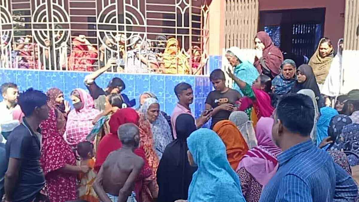 মাদক ব্যবসায় বাধা দেওয়ায় মা-ভাইকে কুপিয়ে হত্যা