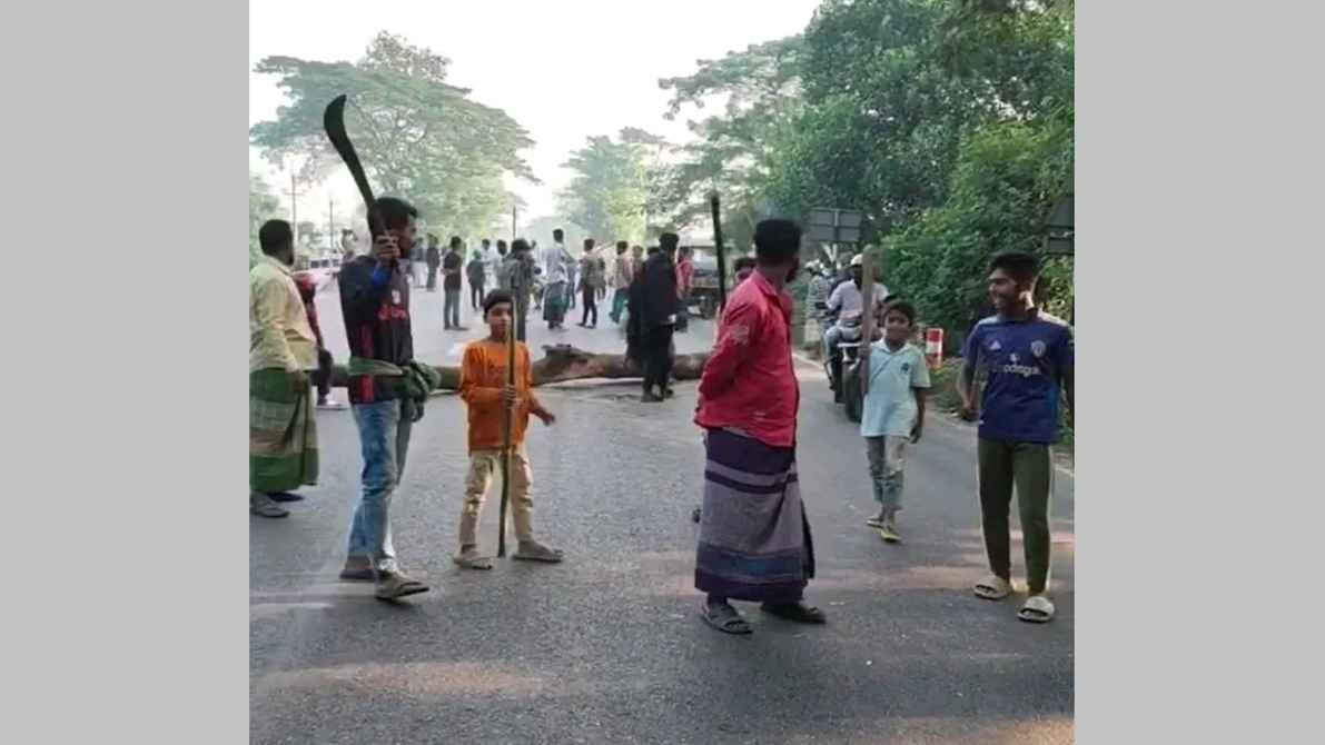 চার ঘণ্টা পর ফরিদপুরের মহাসড়কে যান চলাচল স্বাভাবিক