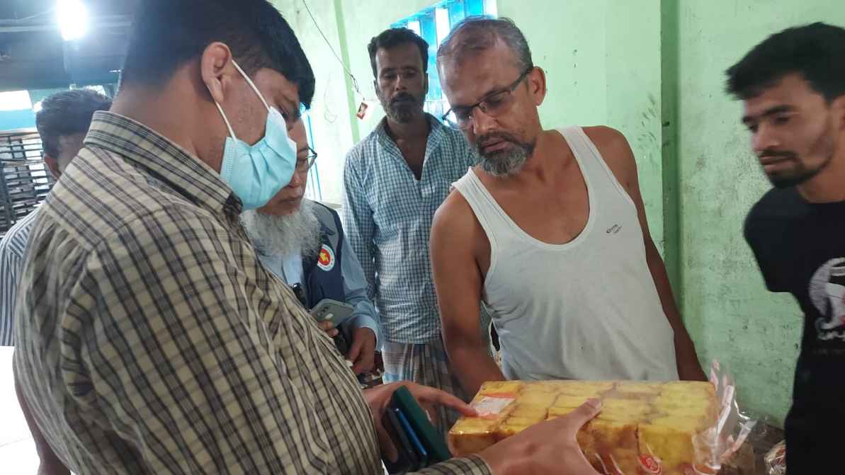 নিম্নমানের খাদ্য উপকরণ ব্যবহার, ফেনীর এসআর ফুডকে জরিমানা 