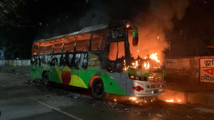 রাতে রাজধানীতে ৩ বাস ও প্রাইভেটকারে আগুন