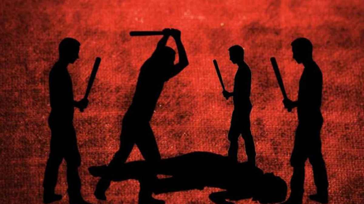 চাঁদাবাজির অভিযোগে ২ পুলিশ কনস্টেবলকে গণপিটুনি