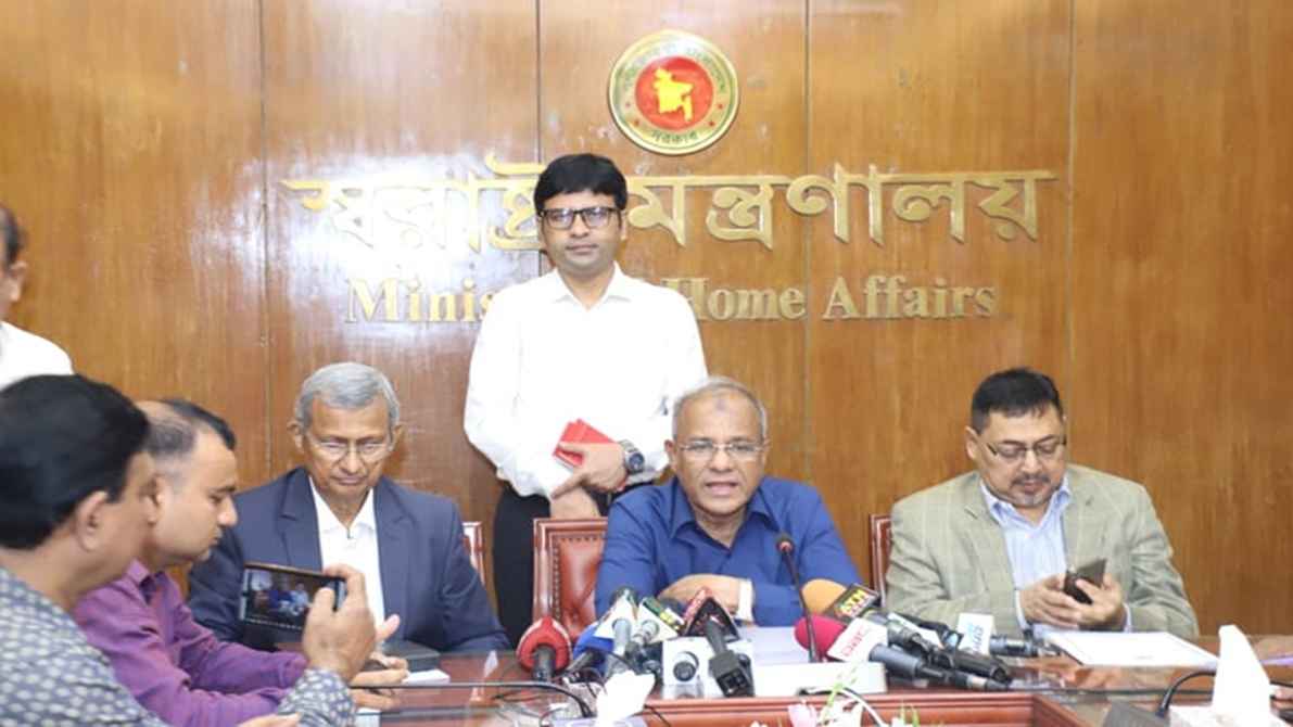 ভোটের আগে আইনশৃঙ্খলা পরিস্থিতির অবনতির শঙ্কা নেই: স্বরাষ্ট্র উপদেষ্টা