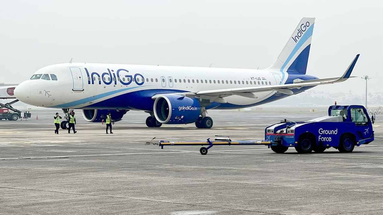 ভারতীয় বিমানে বোমাতঙ্ক, মুম্বাইয়ে জরুরি অবতরণ