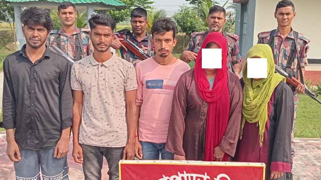 অবৈধভাবে ভারত থেকে প্রবেশের দায়ে আটক ৫