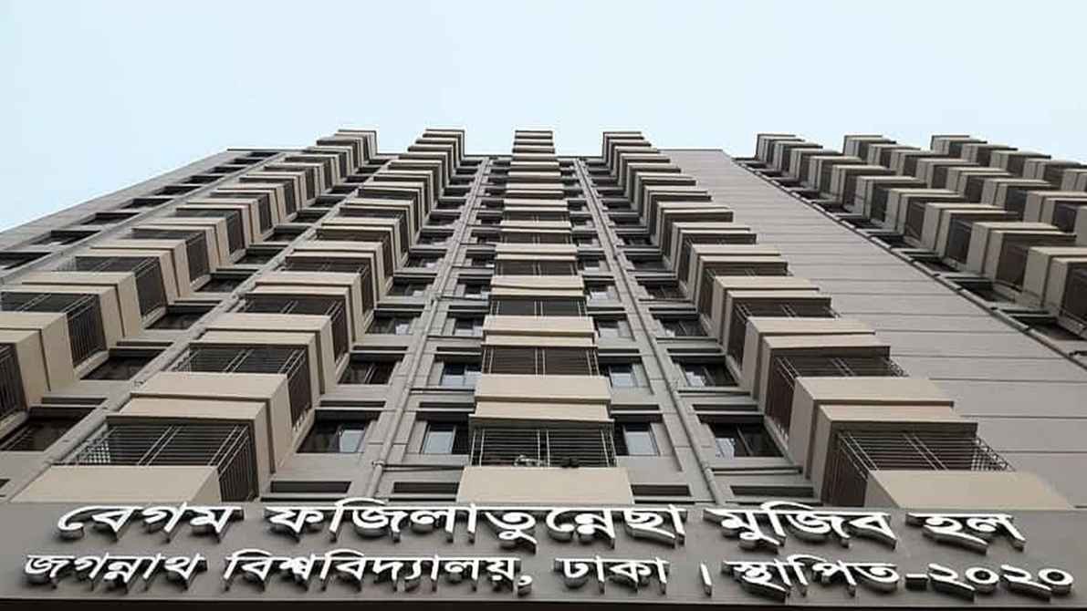 হল ছাড়ছেন জগন্নাথ বিশ্ববিদ্যালয় শিক্ষার্থীরা 