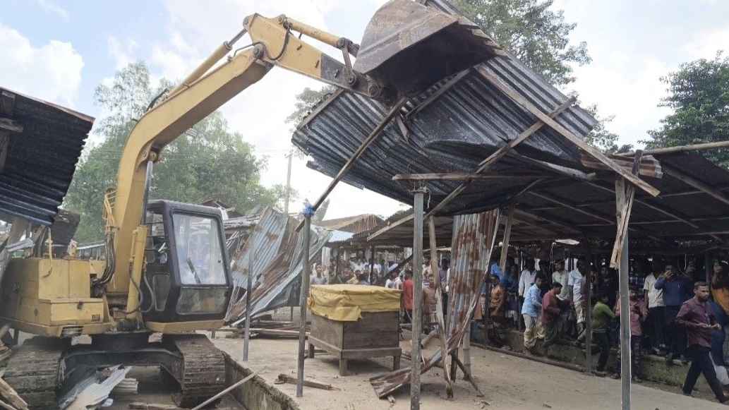 হাতীবান্ধায় সরকারি জমিতে নির্মিত অবৈধ স্থাপনা উচ্ছেদ