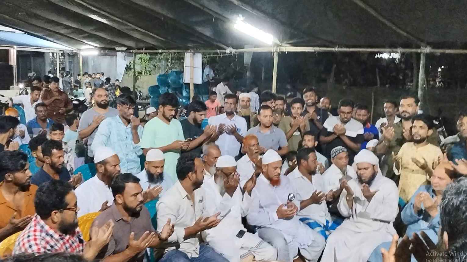 বিএনপির ঘোষিত প্রার্থীর মনোনয়ন স্থগিত করায় দোয়া ও মোনাজাত