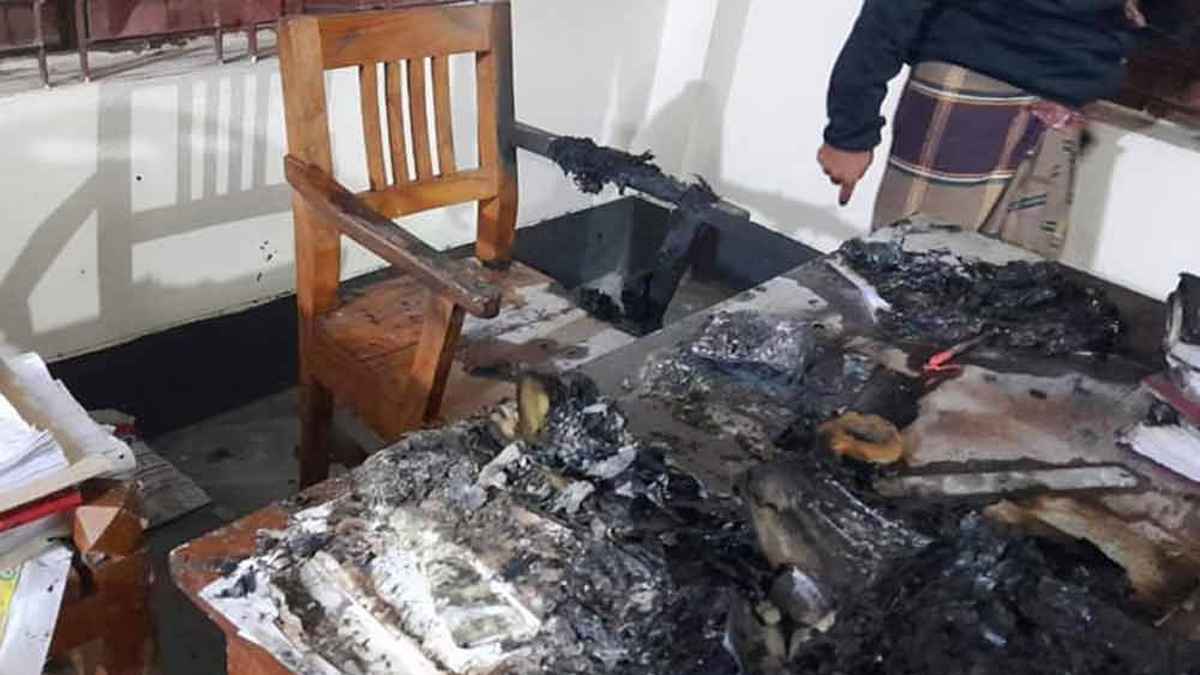 মাগুরায় গ্রামীণ ব্যাংকে আগুন দিয়েছে দুর্বৃত্তরা